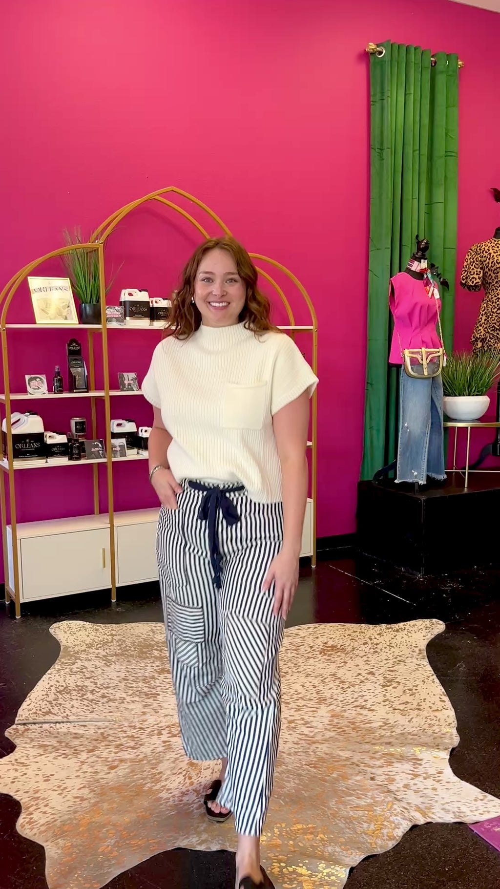 Video of lady wearing dark navy striped barrel jean with cream shortsleeve sweater